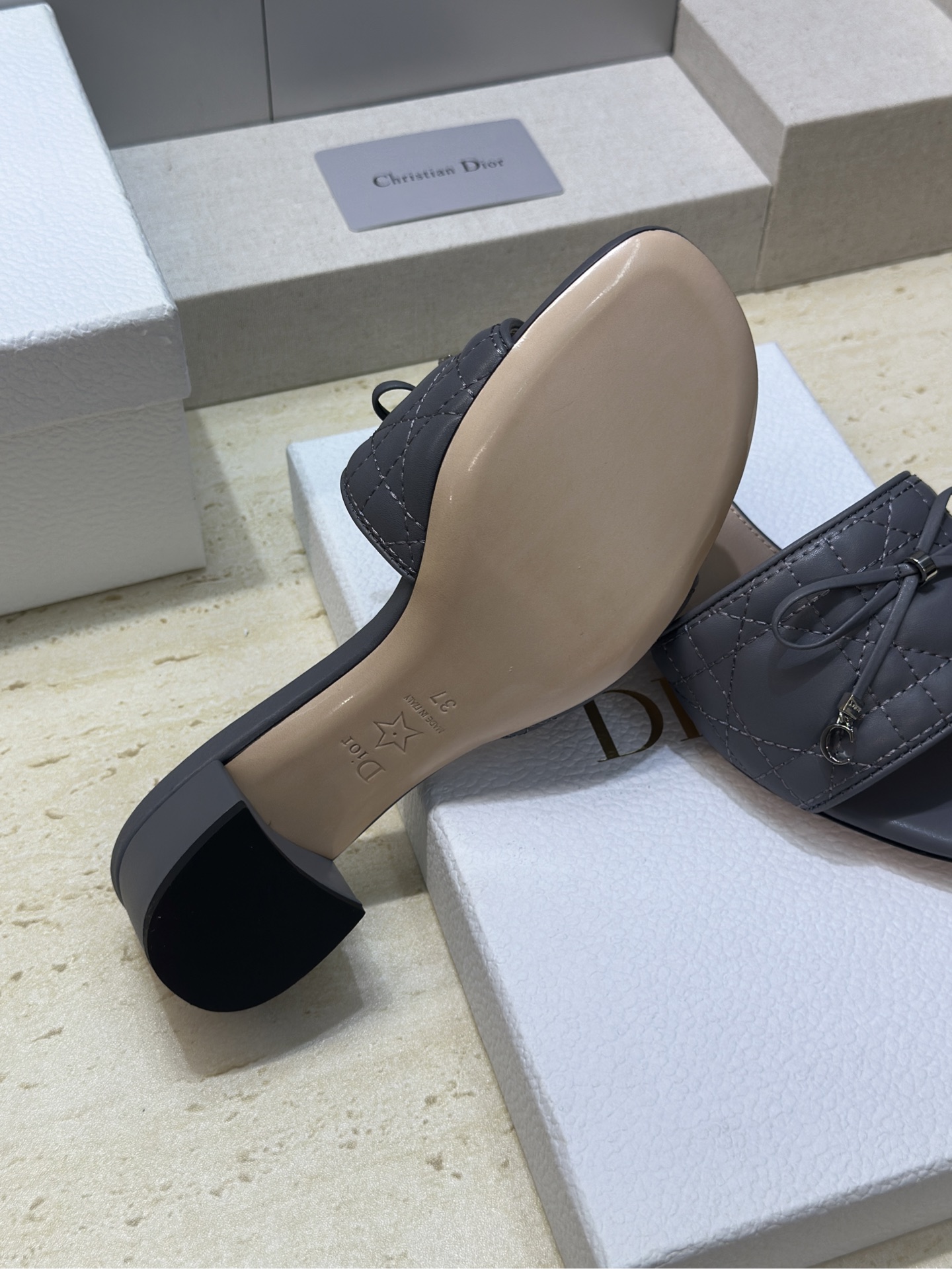 粗跟迪奥 Dior 2026早春新款 Cannage藤格纹电绣粗跟一字拖女鞋 CD字母logo五金扣平底