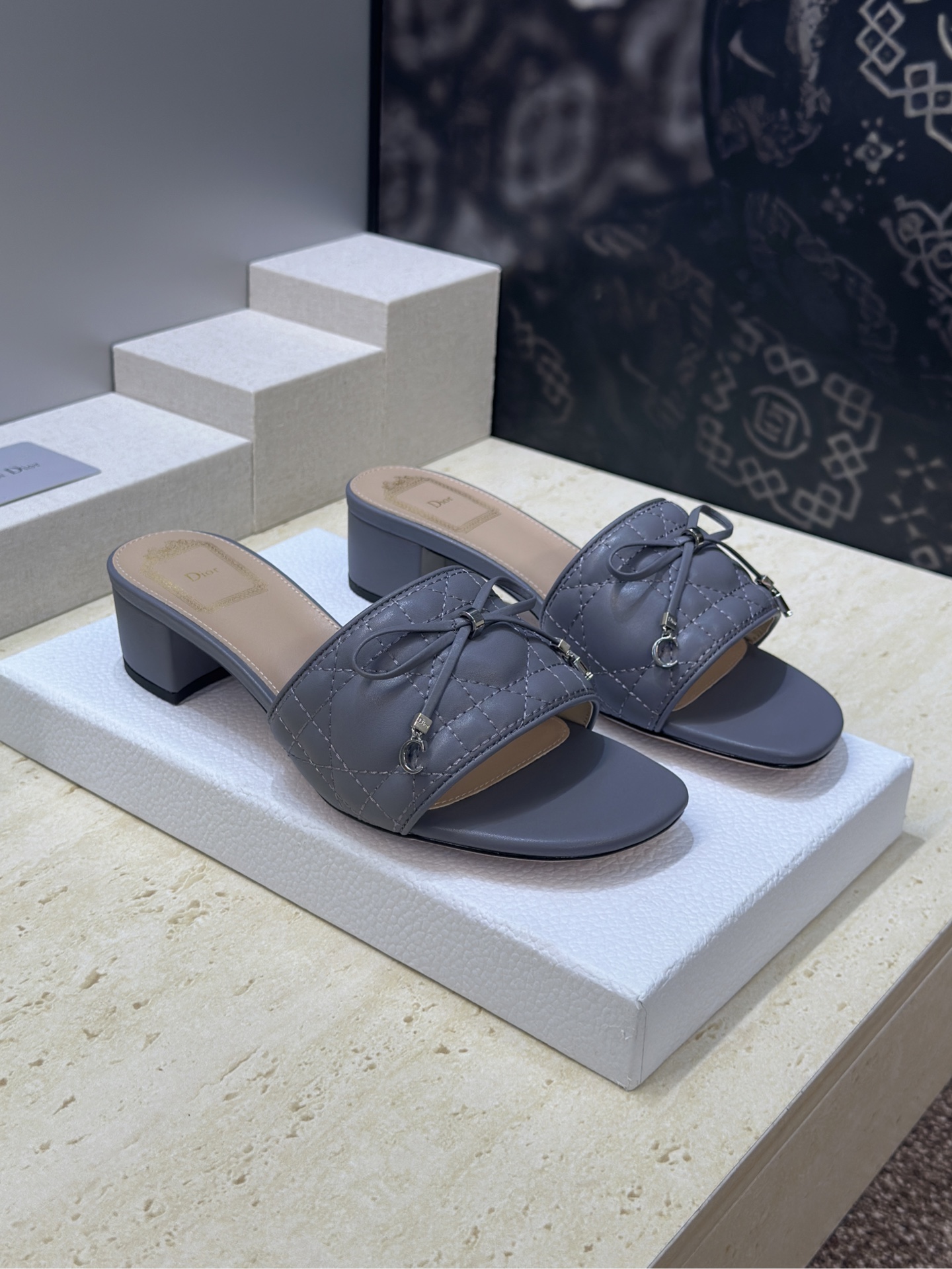 NO:785153,: Flat bottom/thick heel Dior 2026 early spring new Cannage cannage electric embroidered thick heel slip-on women's shoes CD letter logo hardware buckle flat bottom round toe color matching back empty sandals The top version on the market Material: upper imported mixed sheepskin + water-dyed sheepskin lining + Italian leather outsole Heel height: flat heel/4.5CM  size34-43 (34.40.41.42.43 customized, non-returnable and non-exchangeable), slippers, dior, dior, slippers, sheepskin, Leather soles19860909:平底/粗跟 迪奥 Dior 2026早春新款 Cannage藤格纹电绣粗跟一字拖女鞋 CD字母logo五金扣平底圆头拼色后空凉拖鞋 市面顶级版本 材质:鞋面进口混种羊皮+水染羊皮内里+意大利真皮大底 跟高:平跟/4.5CM size34-43(34.40.41.42.43定做不退不换）,拖鞋,dior,dior,slippers,sheepskin,Leather soles,Women's Shoes