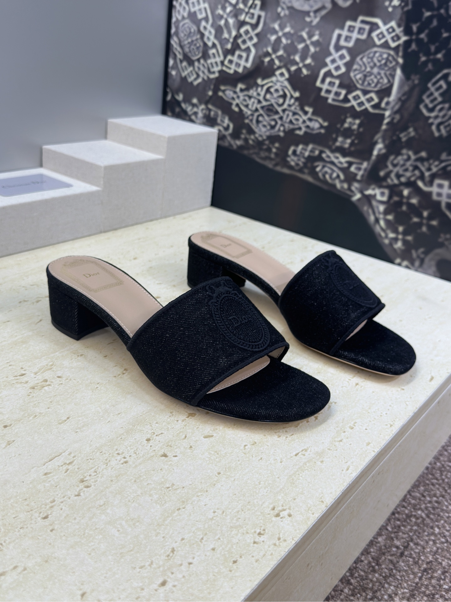 NO:785159,: Flat sole/thick heel Dior 2026 early spring new Medaillon slip-on women's shoes CD letter logo three-dimensional embroidery thick heel round toe open toe sandals Material: upper original custom washed denim + water-dyed sheepskin lining + Italian leather outsole Heel height: flat heel/4.5CM  size34-43 (34.40.41.42.43 customized, non-refundable and non-exchangeable), slippers, dior, dior, slippers, sheepskin, Leather soles19860909:平底/粗跟 迪奥 Dior 2026早春新款Medaillon一字拖女鞋 CD字母logo立体刺绣粗跟圆头露趾凉拖鞋 材质:鞋面原版定制水洗牛仔布+水染羊皮内里+意大利真皮大底 跟高:平跟/4.5CM size34-43（34.40.41.42.43定做不退不换）,拖鞋,dior,dior,slippers,sheepskin,Leather soles,Women's Shoes