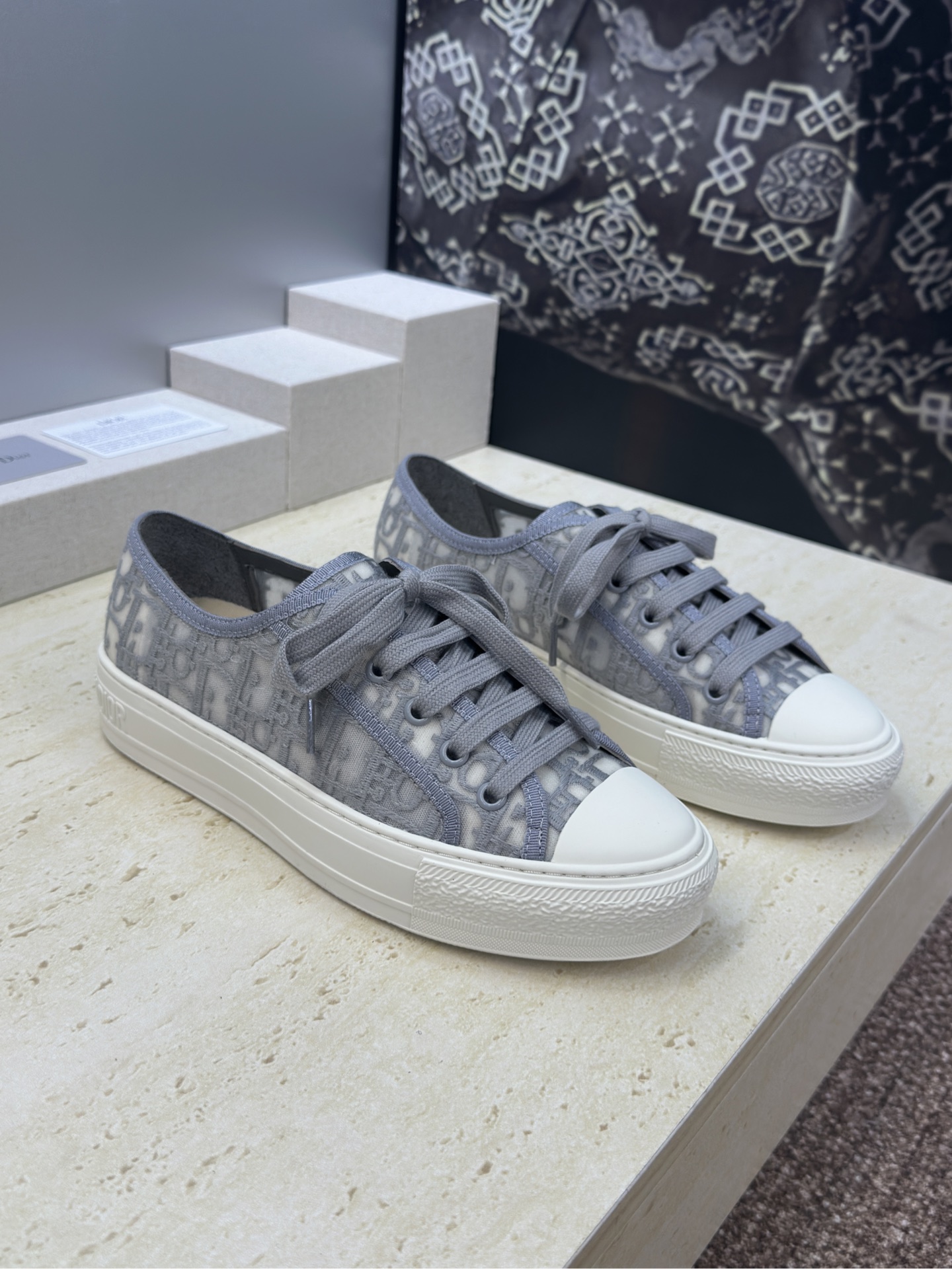 NO:785141,Dior Dior 2026 early spring new Walkn series new color couple wear flat-soled strap casual skateboard shoes CD iconic dark flower letters logo jacquard embroidery pattern color-blocking canvas sneakers Top version on the market Material: Original imported environmentally friendly lace mesh embroidered upper + imported calfskin lining + high elastic Logo foam paste cowhide feet + original molded Tpu outsole Size women's code 35-42 (40.41.42 customization is not returnable)  Men's size 39-45 (all men's sizes are customized and non-returnable), casual shoes/sports shoes, dior, dior, sneakers, cowhide19860909Dior 迪奥 2026早春新款Walkn系列新色情侣装平底绑带休闲滑板鞋 CD标志性暗花字母logo提花刺绣图案拼色帆布运动鞋 市面顶级版本 材质:原版进口环保蕾丝网刺绣鞋面+内里进口小牛皮+高弹力Logo发泡贴牛皮垫脚+原版开模Tpu大底 Size女码35-42(40.41.42定制不退换） 男码39-45(男码全码定制不退换),休闲鞋/运动鞋,dior,dior,sneakers,cowhide,Women's Shoes