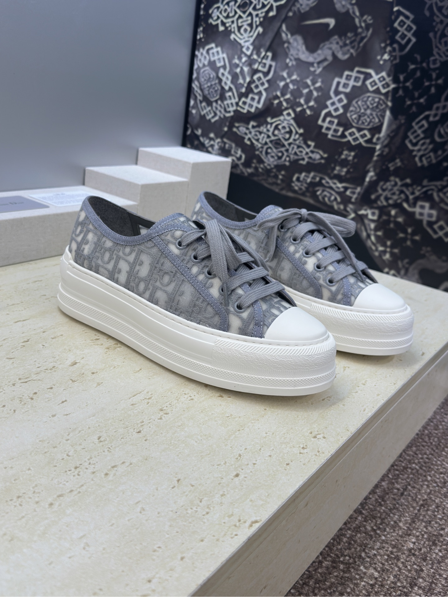 NO:785147,Dior Dior 2026 early spring new Walkn series new color couple wear thick-soled round-toe strap casual skateboard shoes CD iconic dark flower letter logo jacquard embroidery pattern color-blocking canvas sneakers Top version on the market Material: original imported environmentally friendly lace mesh embroidery upper + imported calfskin lining + high elastic Logo foam paste cowhide feet + original molded Tpu outsole Bottom thickness: 4CM  Size Women's size 35-42 (40.41.42 customization is non-refundable) Men's size 39-45 (Men's full size customization is non-refundable), casual shoes/sports shoes, dior, dior, sneakers, cowhide19860909Dior 迪奥 2026早春新款Walkn系列新色情侣装厚底圆头绑带休闲滑板鞋 CD标志性暗花字母logo提花刺绣图案拼色帆布运动鞋 市面顶级版本 材质:原版进口环保蕾丝网刺绣鞋面+内里进口小牛皮+高弹力Logo发泡贴牛皮垫脚+原版开模Tpu大底 底厚:4CM Size女码35-42(40.41.42定制不退换） 男码39-45(男码全码定制不退换),休闲鞋/运动鞋,dior,dior,sneakers,cowhide,Women's Shoes