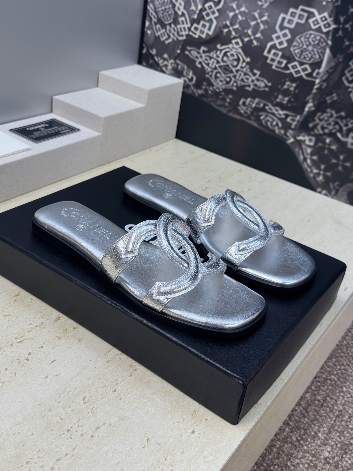 NO:785129,CHANEL Chanel 2026 early spring new fashion jelly color beach women's shoes Xiaoxiang double C letter logo flat bottom square toe open toe hollow sandals Material: upper imported mixed sheepskin/metallic sheepskin/stone pattern calfskin + water-dyed sheepskin lining + Italian leather outsole  size35-42 (40.41.42 customized, non-refundable and non-exchangeable), slippers, chanel, chanel, slippers, cowhide, sheepskin, Leather soles19860909CHANEL 香奈儿2026早春新款时尚果冻色沙滩女鞋 小香双C字母logo平底方头露趾镂空凉拖鞋 材质:鞋面进口混种羊皮/金属羊皮/石头纹小牛皮+水染羊皮内里+意大利真皮大底 size35-42(40.41.42定做不退不换）,拖鞋,chanel,chanel,slippers,cowhide,sheepskin,Leather soles,Women's Shoes