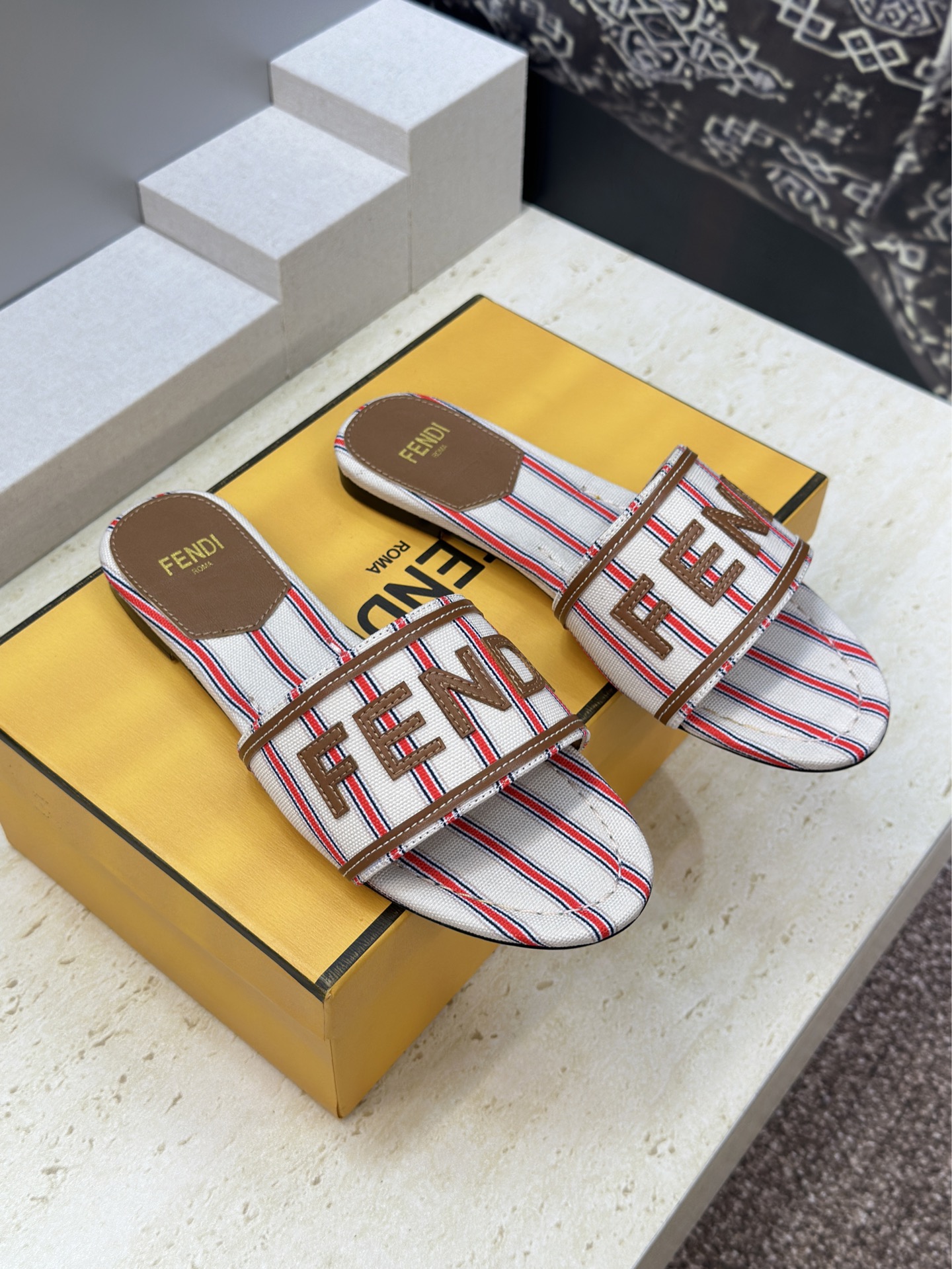 芬迪 Fendi 2026春夏新款拼色条纹懒人沙滩女鞋 F家明星同款字母logo平底圆头露趾凉拖鞋材质：