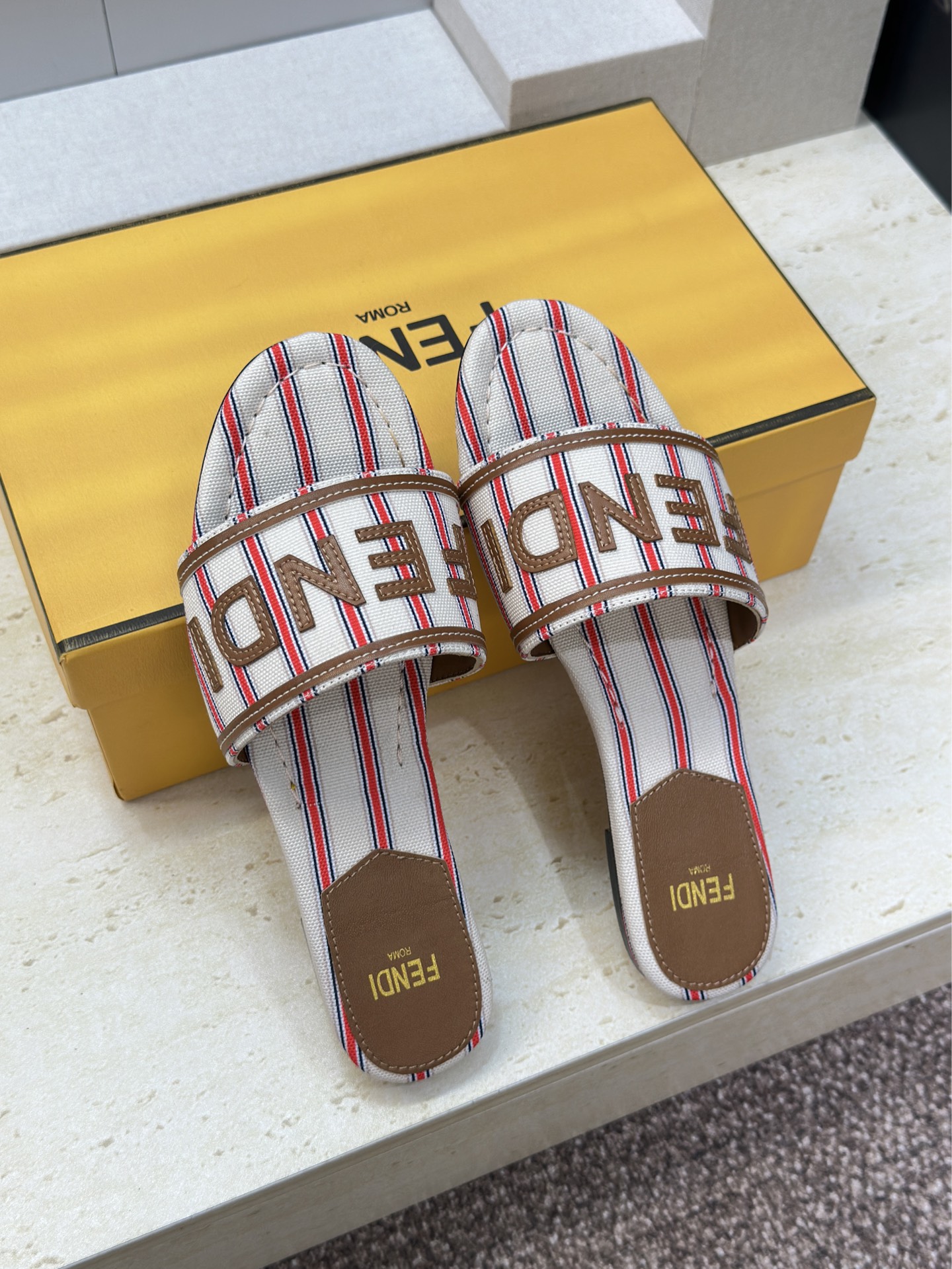 芬迪 Fendi 2026春夏新款拼色条纹懒人沙滩女鞋 F家明星同款字母logo平底圆头露趾凉拖鞋材质: 芬迪 Fendi 2026春夏新款拼色条纹懒人沙滩女鞋 F家明星同款字母logo平底圆头露趾凉拖鞋材质: