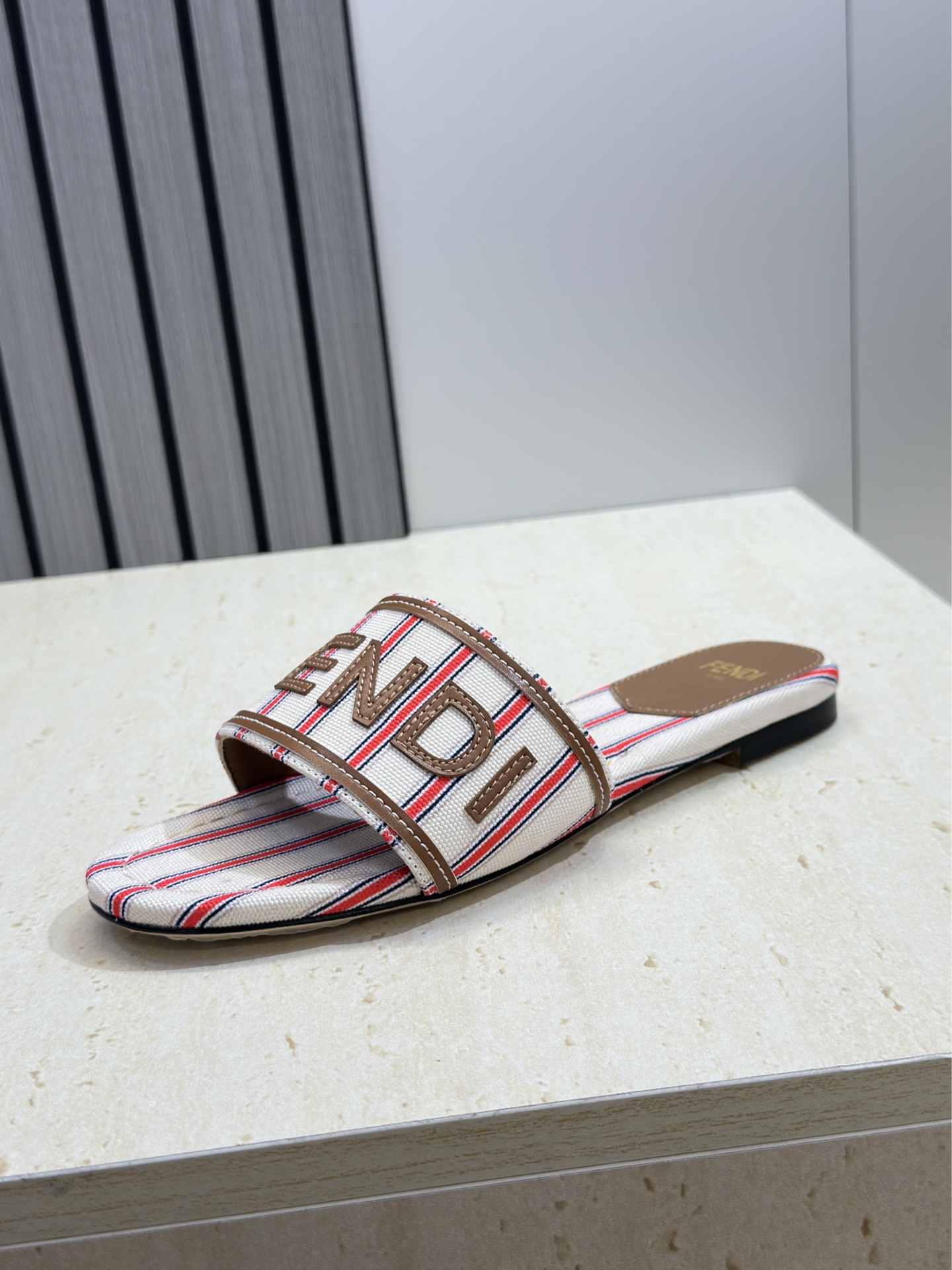 芬迪 Fendi 2026春夏新款拼色条纹懒人沙滩女鞋 F家明星同款字母logo平底圆头露趾凉拖鞋材质: 芬迪 Fendi 2026春夏新款拼色条纹懒人沙滩女鞋 F家明星同款字母logo平底圆头露趾凉拖鞋材质: