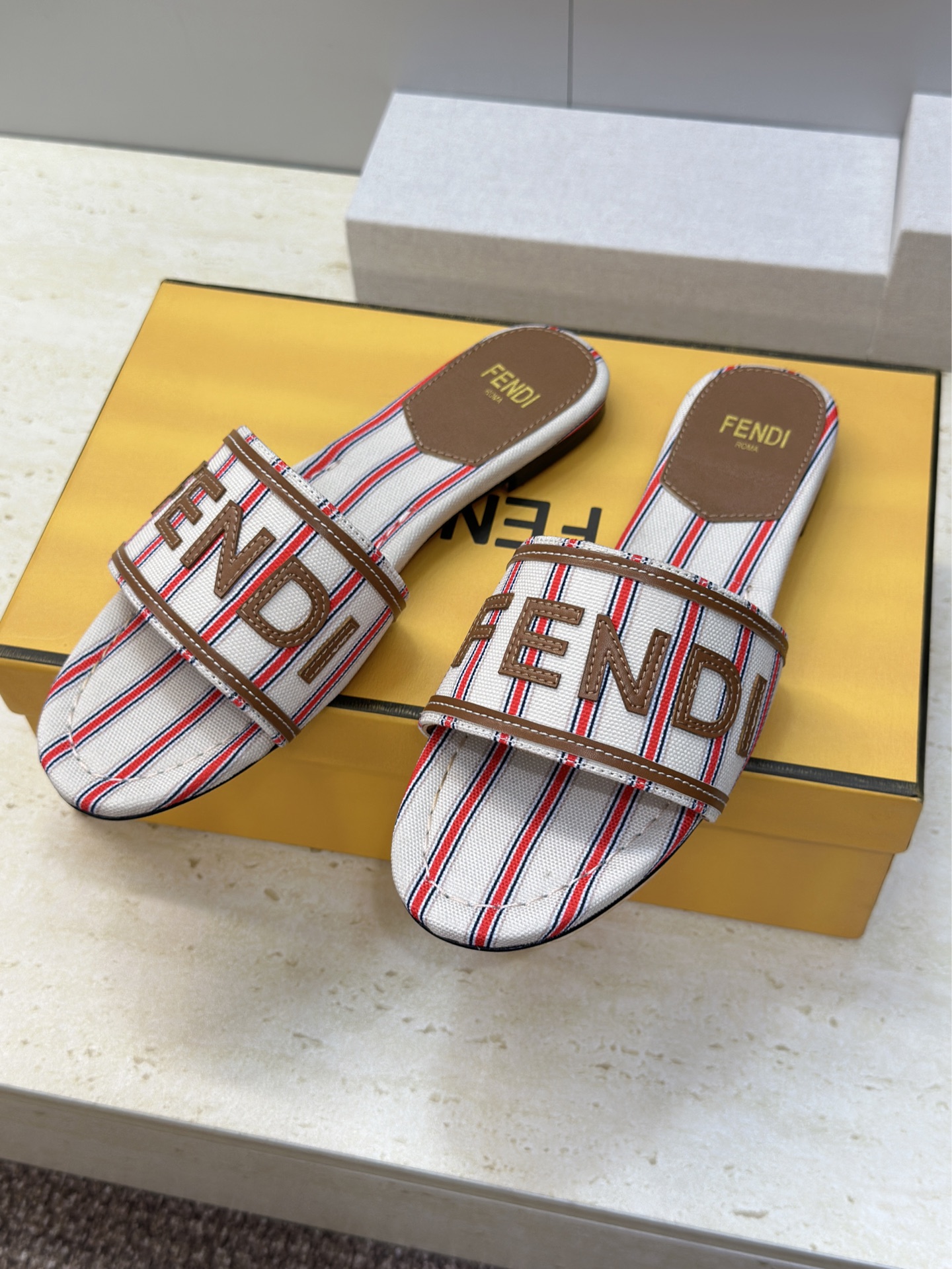 芬迪 Fendi 2026春夏新款拼色条纹懒人沙滩女鞋 F家明星同款字母logo平底圆头露趾凉拖鞋材质: 芬迪 Fendi 2026春夏新款拼色条纹懒人沙滩女鞋 F家明星同款字母logo平底圆头露趾凉拖鞋材质: