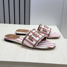 芬迪 Fendi 2026春夏新款拼色条纹懒人沙滩女鞋 F家明星同款字母logo平底圆头露趾凉拖鞋材质: 芬迪 Fendi 2026春夏新款拼色条纹懒人沙滩女鞋 F家明星同款字母logo平底圆头露趾凉拖鞋材质: