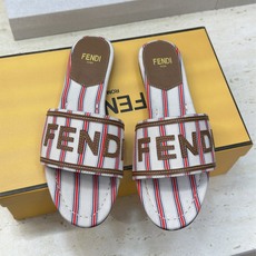 芬迪 Fendi 2026春夏新款拼色条纹懒人沙滩女鞋 F家明星同款字母logo平底圆头露趾凉拖鞋材质: 芬迪 Fendi 2026春夏新款拼色条纹懒人沙滩女鞋 F家明星同款字母logo平底圆头露趾凉拖鞋材质: