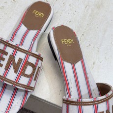 芬迪 Fendi 2026春夏新款拼色条纹懒人沙滩女鞋 F家明星同款字母logo平底圆头露趾凉拖鞋材质: 芬迪 Fendi 2026春夏新款拼色条纹懒人沙滩女鞋 F家明星同款字母logo平底圆头露趾凉拖鞋材质: