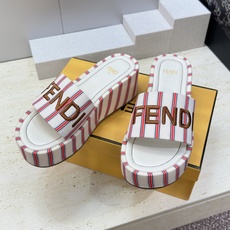 芬迪 Fendi 2026春夏新款拼色条纹懒人沙滩女鞋 F家明星同款字母logo厚底圆头露趾凉拖鞋材质: 芬迪 Fendi 2026春夏新款拼色条纹懒人沙滩女鞋 F家明星同款字母logo厚底圆头露趾凉拖鞋材质: