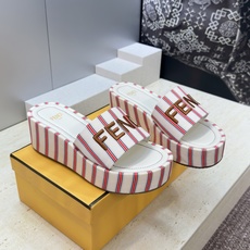 芬迪 Fendi 2026春夏新款拼色条纹懒人沙滩女鞋 F家明星同款字母logo厚底圆头露趾凉拖鞋材质: 芬迪 Fendi 2026春夏新款拼色条纹懒人沙滩女鞋 F家明星同款字母logo厚底圆头露趾凉拖鞋材质:
