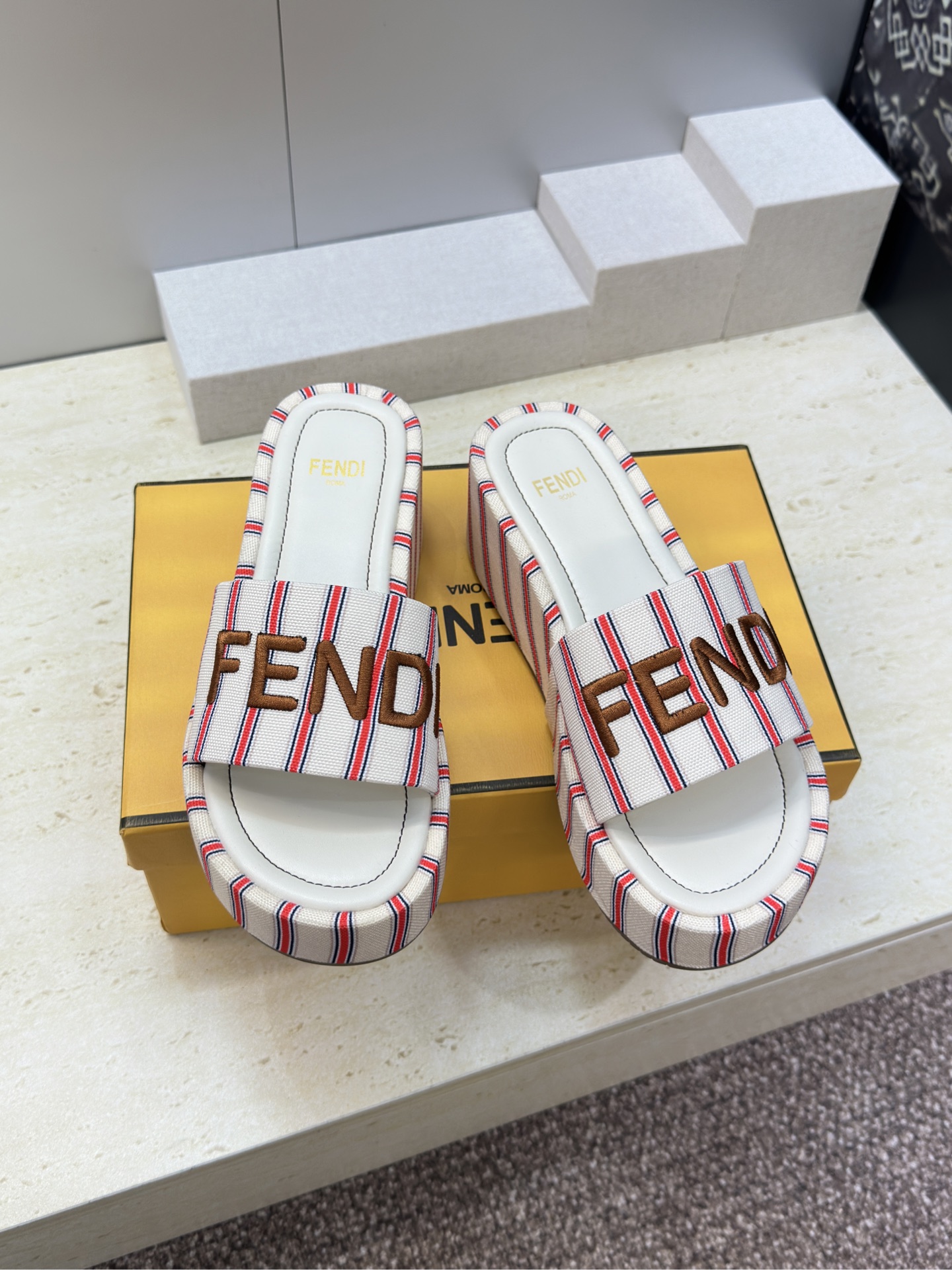 芬迪 Fendi 2026春夏新款拼色条纹懒人沙滩女鞋 F家明星同款字母logo厚底圆头露趾凉拖鞋材质：
