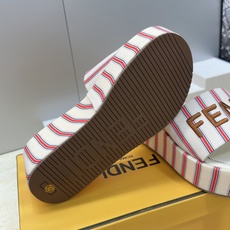 芬迪 Fendi 2026春夏新款拼色条纹懒人沙滩女鞋 F家明星同款字母logo厚底圆头露趾凉拖鞋材质: 芬迪 Fendi 2026春夏新款拼色条纹懒人沙滩女鞋 F家明星同款字母logo厚底圆头露趾凉拖鞋材质: