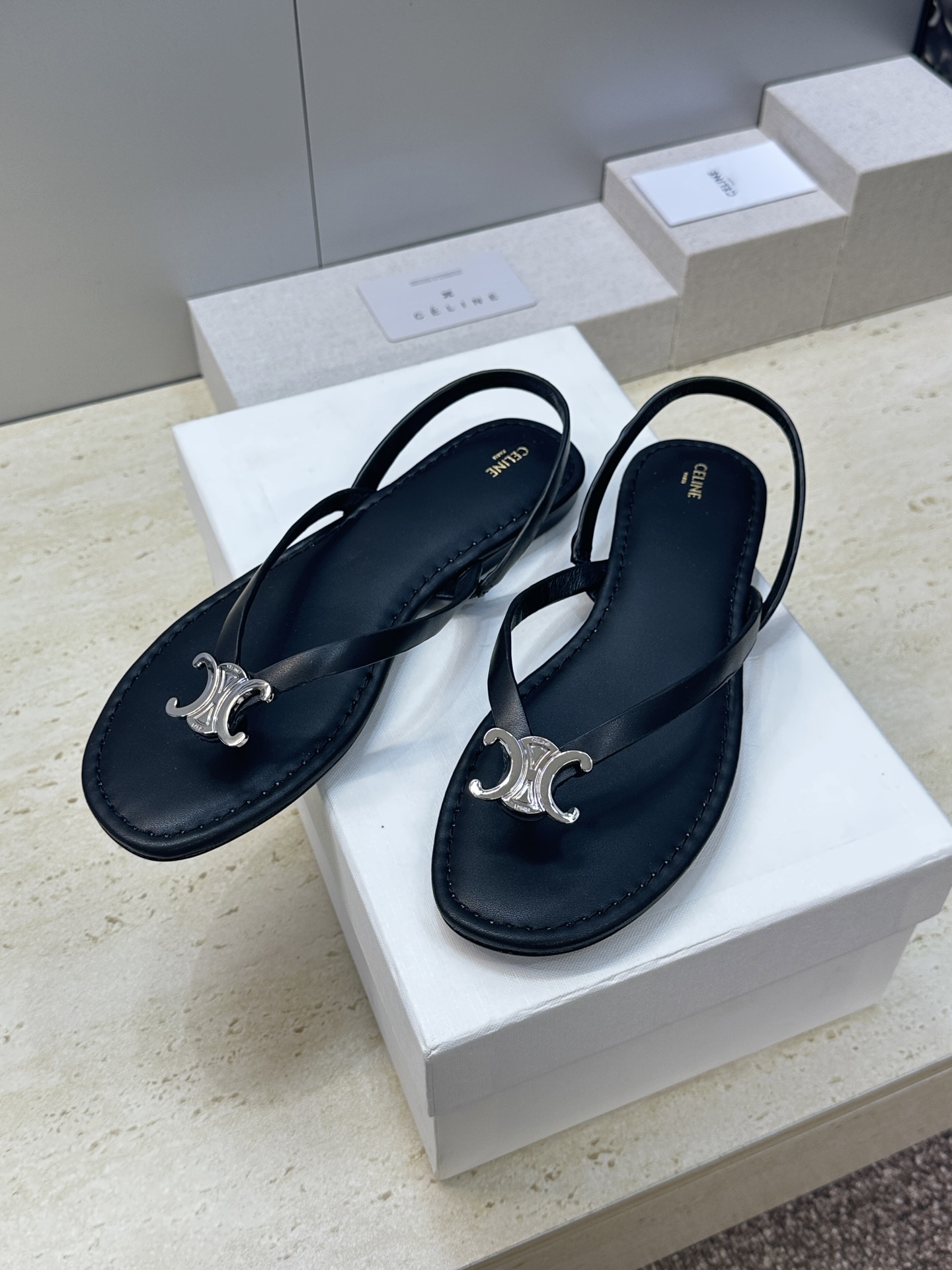 CELINE 瑟琳 2026早春新款夹趾沙滩女鞋 明星同款字母logo五金扣平底圆头后空露趾人字拖凉鞋材