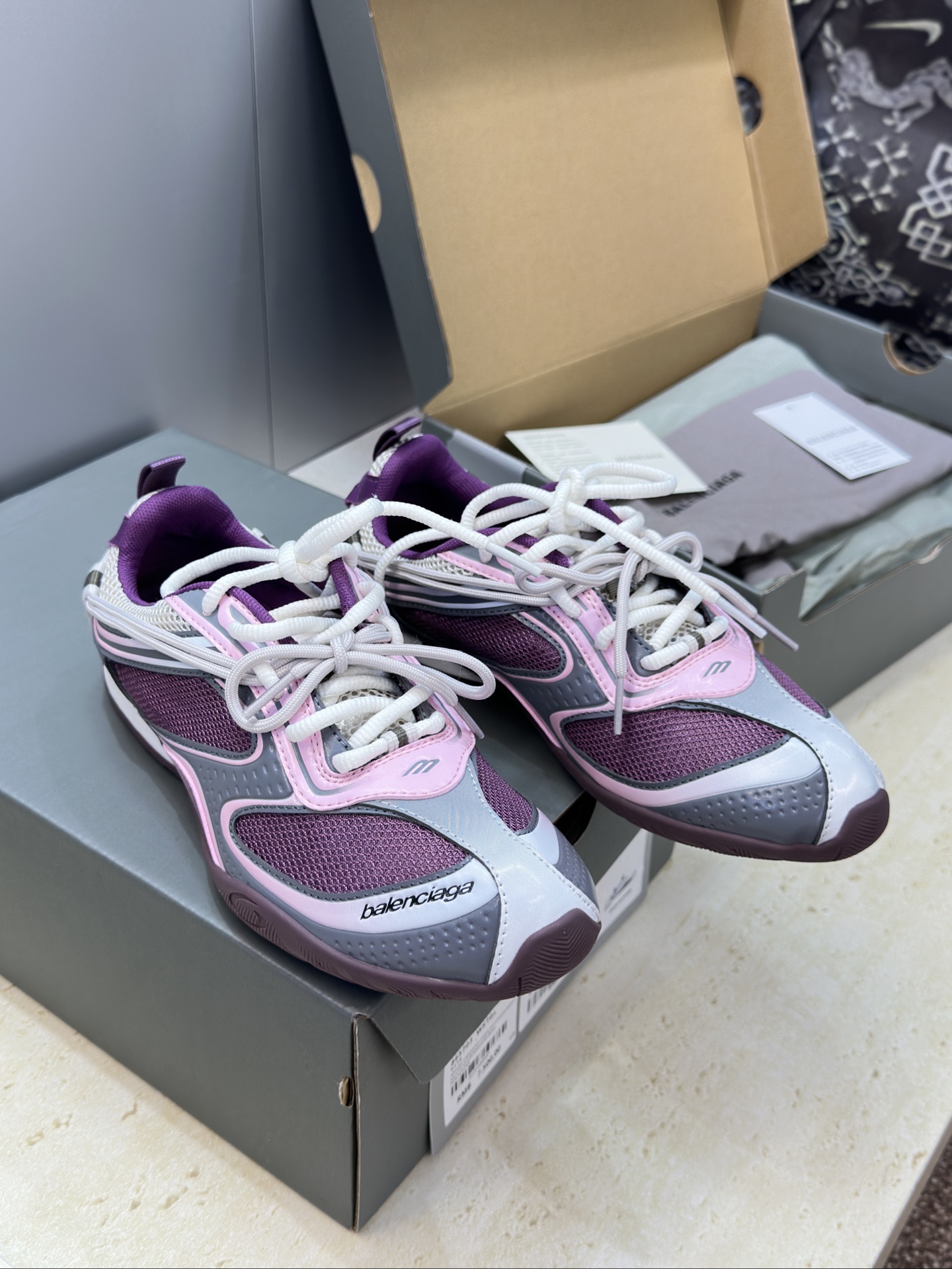 BALENCIAGA 2026春夏情侣款拼色棒球休闲阿甘跑步鞋 巴黎世家字母logo复古平底圆头系带网球 BALENCIAGA 2026春夏情侣款拼色棒球休闲阿甘跑步鞋 巴黎世家字母logo复古平底圆头系带网球