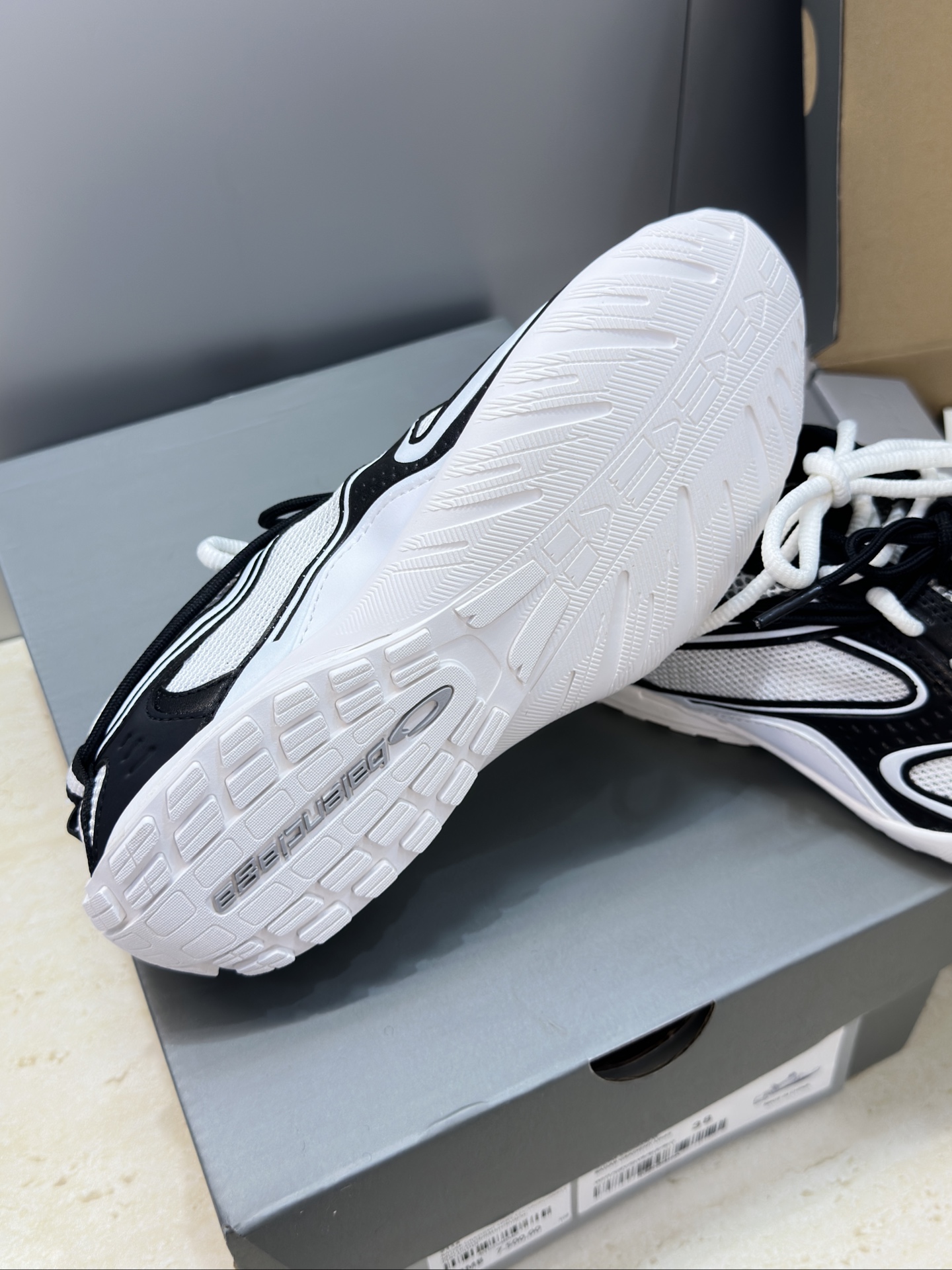 BALENCIAGA 2026春夏情侣款拼色棒球休闲阿甘跑步鞋 巴黎世家字母logo复古平底圆头系带网球 BALENCIAGA 2026春夏情侣款拼色棒球休闲阿甘跑步鞋 巴黎世家字母logo复古平底圆头系带网球