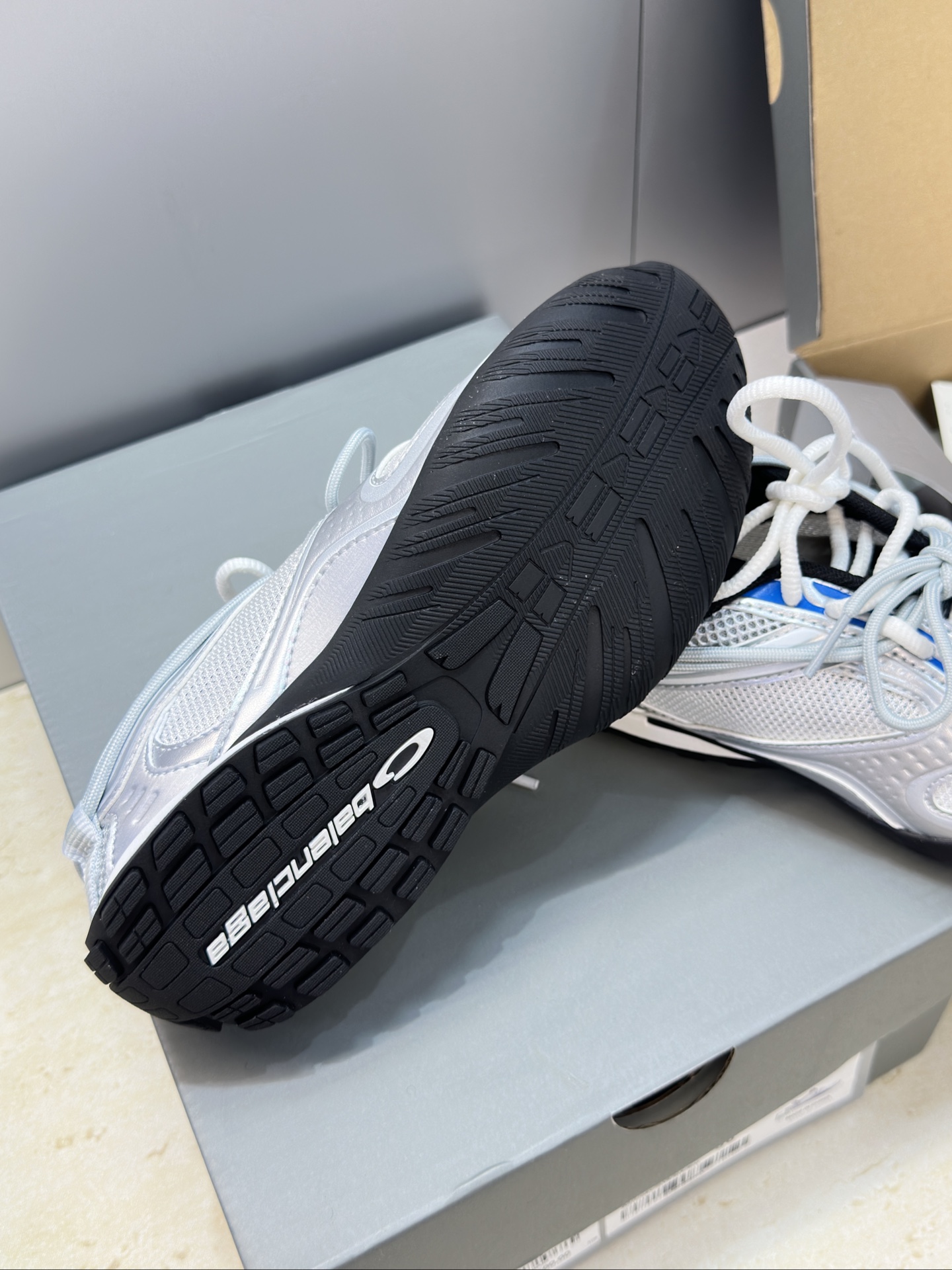 BALENCIAGA 2026春夏情侣款拼色棒球休闲阿甘跑步鞋 巴黎世家字母logo复古平底圆头系带网球 BALENCIAGA 2026春夏情侣款拼色棒球休闲阿甘跑步鞋 巴黎世家字母logo复古平底圆头系带网球