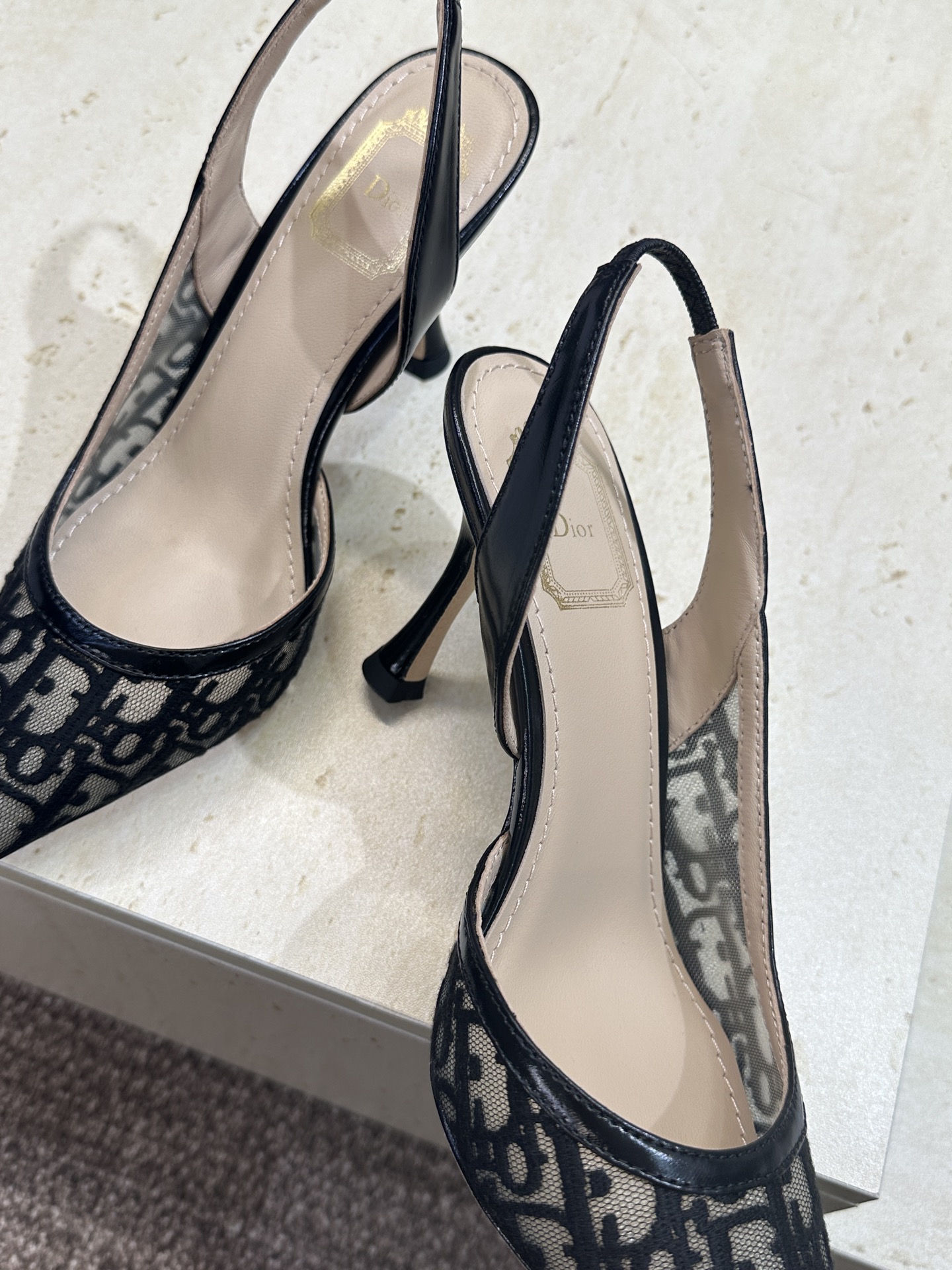 Dior 迪奥 2026春夏走秀新款Adiorble高跟侧空拼色女鞋 CD明星同款时尚尖头电绣字母log