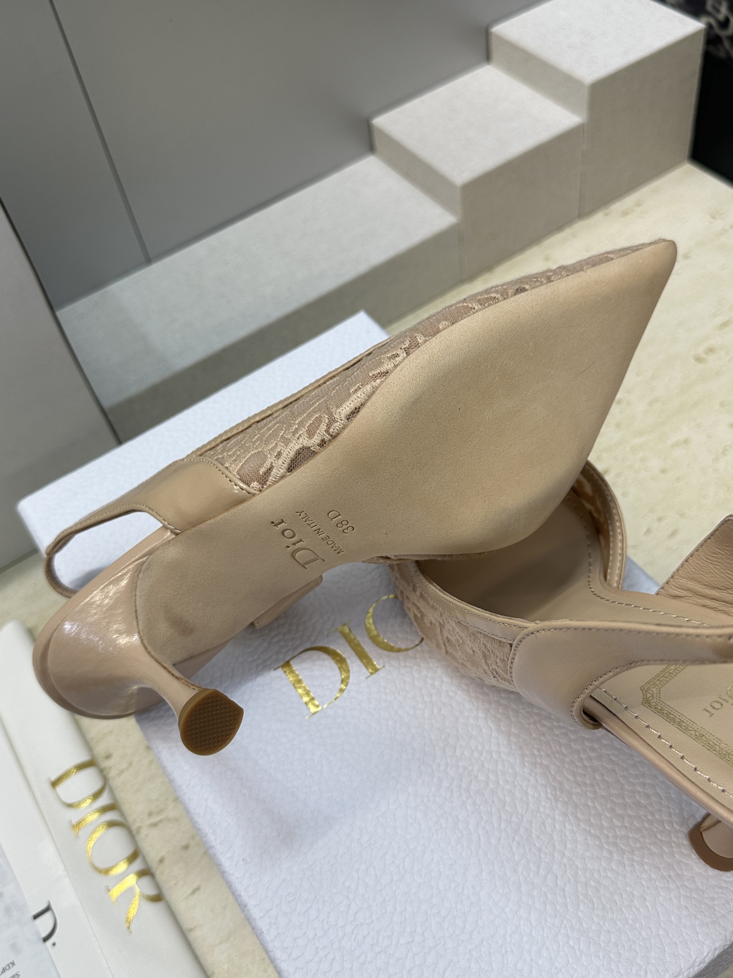 Dior 迪奥 2026春夏走秀新款Adiorble高跟侧空拼色女鞋 CD明星同款时尚尖头电绣字母log