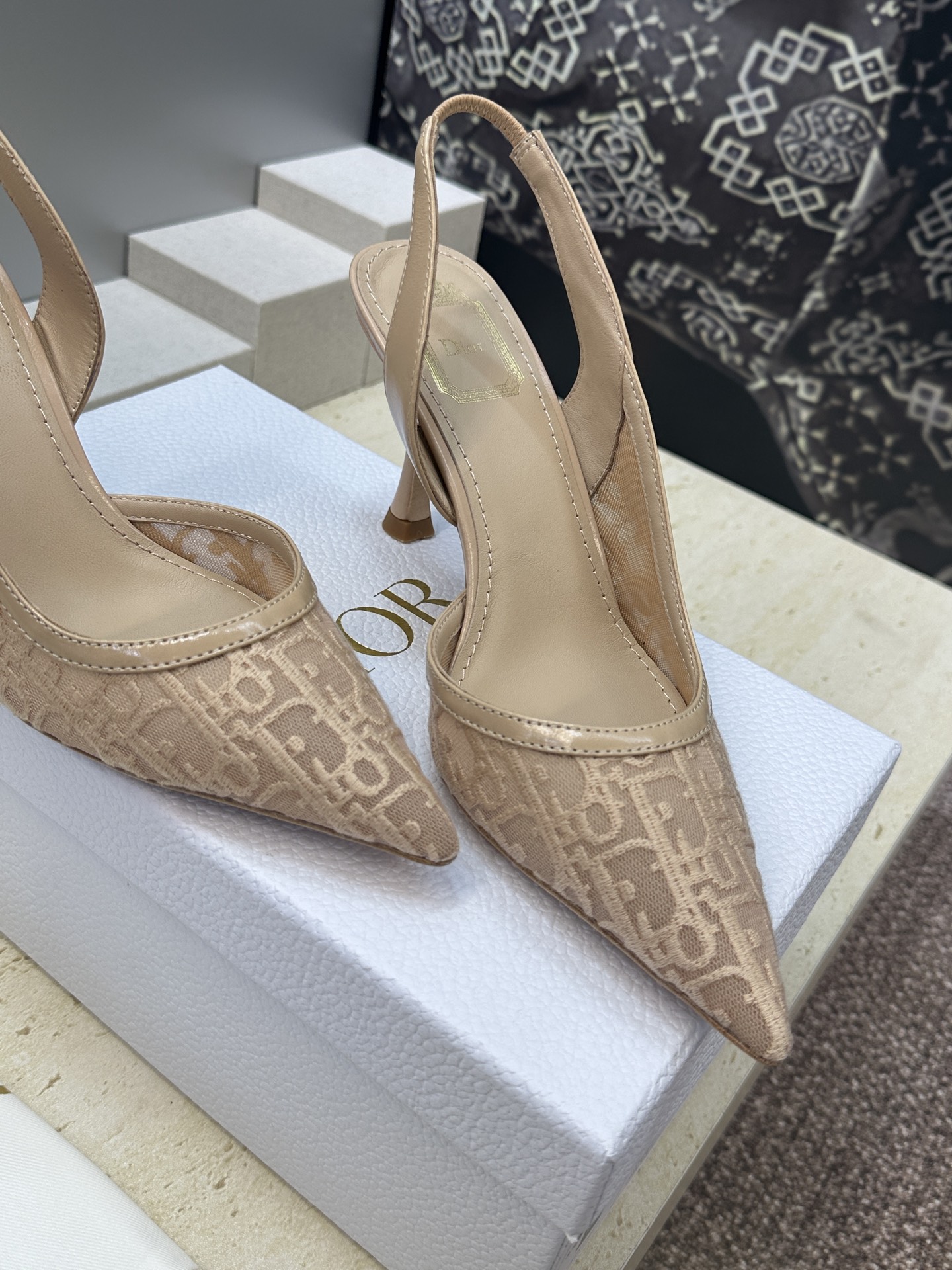 Dior 迪奥 2026春夏走秀新款Adiorble高跟侧空拼色女鞋 CD明星同款时尚尖头电绣字母log