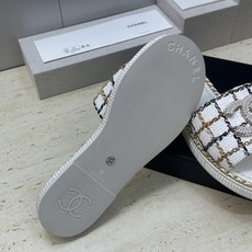 CHANEL 香奈儿2026早春新款时尚编织拼色沙滩女鞋 小香双C字母logo五金扣厚底圆头露趾凉拖鞋 CHANEL 香奈儿2026早春新款时尚编织拼色沙滩女鞋 小香双C字母logo五金扣厚底圆头露趾凉拖鞋