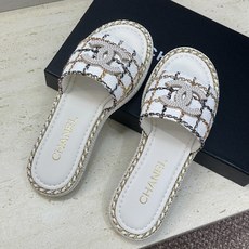 CHANEL 香奈儿2026早春新款时尚编织拼色沙滩女鞋 小香双C字母logo五金扣厚底圆头露趾凉拖鞋 CHANEL 香奈儿2026早春新款时尚编织拼色沙滩女鞋 小香双C字母logo五金扣厚底圆头露趾凉拖鞋