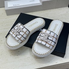 CHANEL 香奈儿2026早春新款时尚编织拼色沙滩女鞋 小香双C字母logo五金扣厚底圆头露趾凉拖鞋 CHANEL 香奈儿2026早春新款时尚编织拼色沙滩女鞋 小香双C字母logo五金扣厚底圆头露趾凉拖鞋