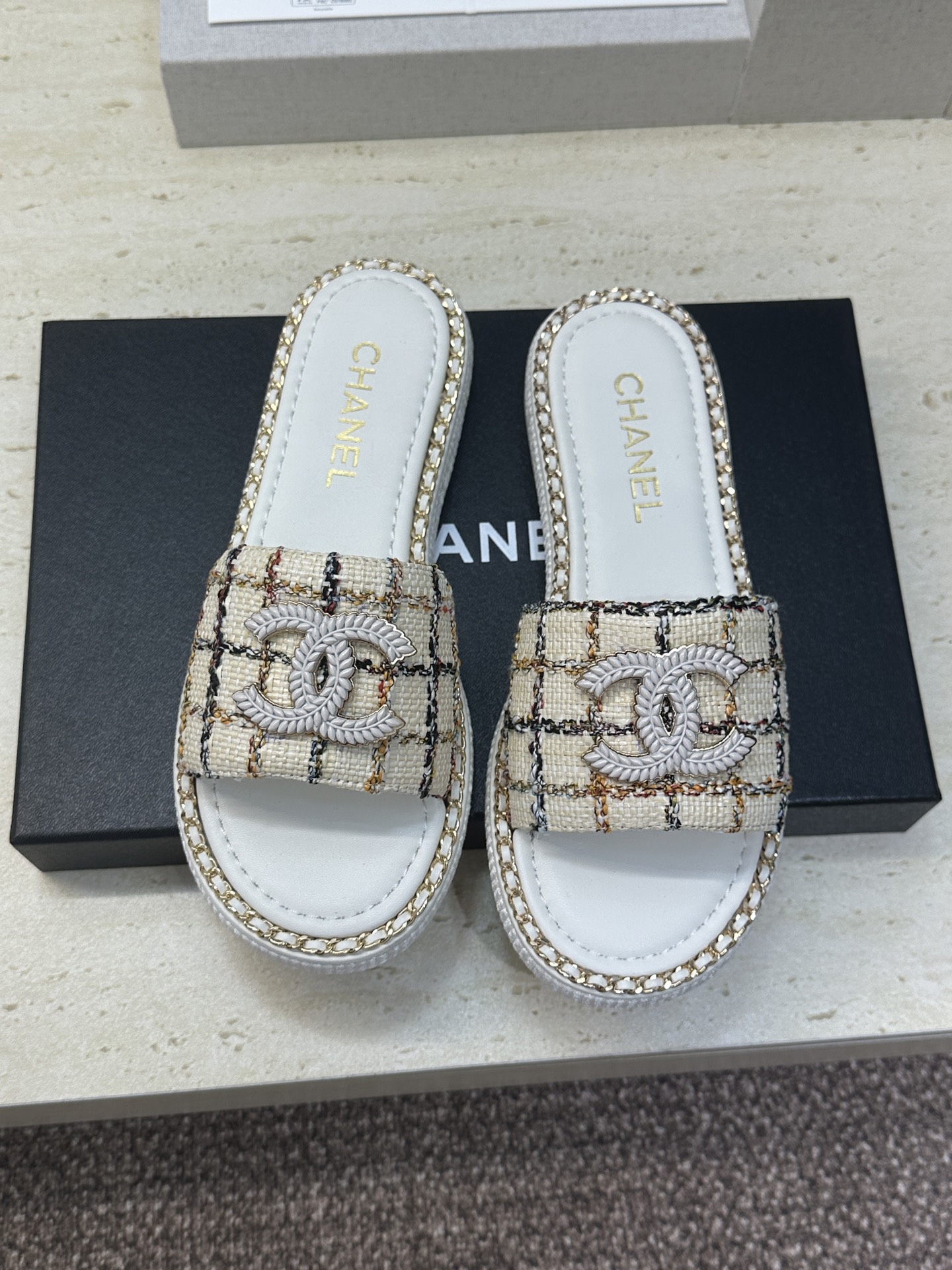 CHANEL 香奈儿2026早春新款时尚编织拼色沙滩女鞋  小香双C字母logo五金扣厚底圆头露趾凉拖鞋