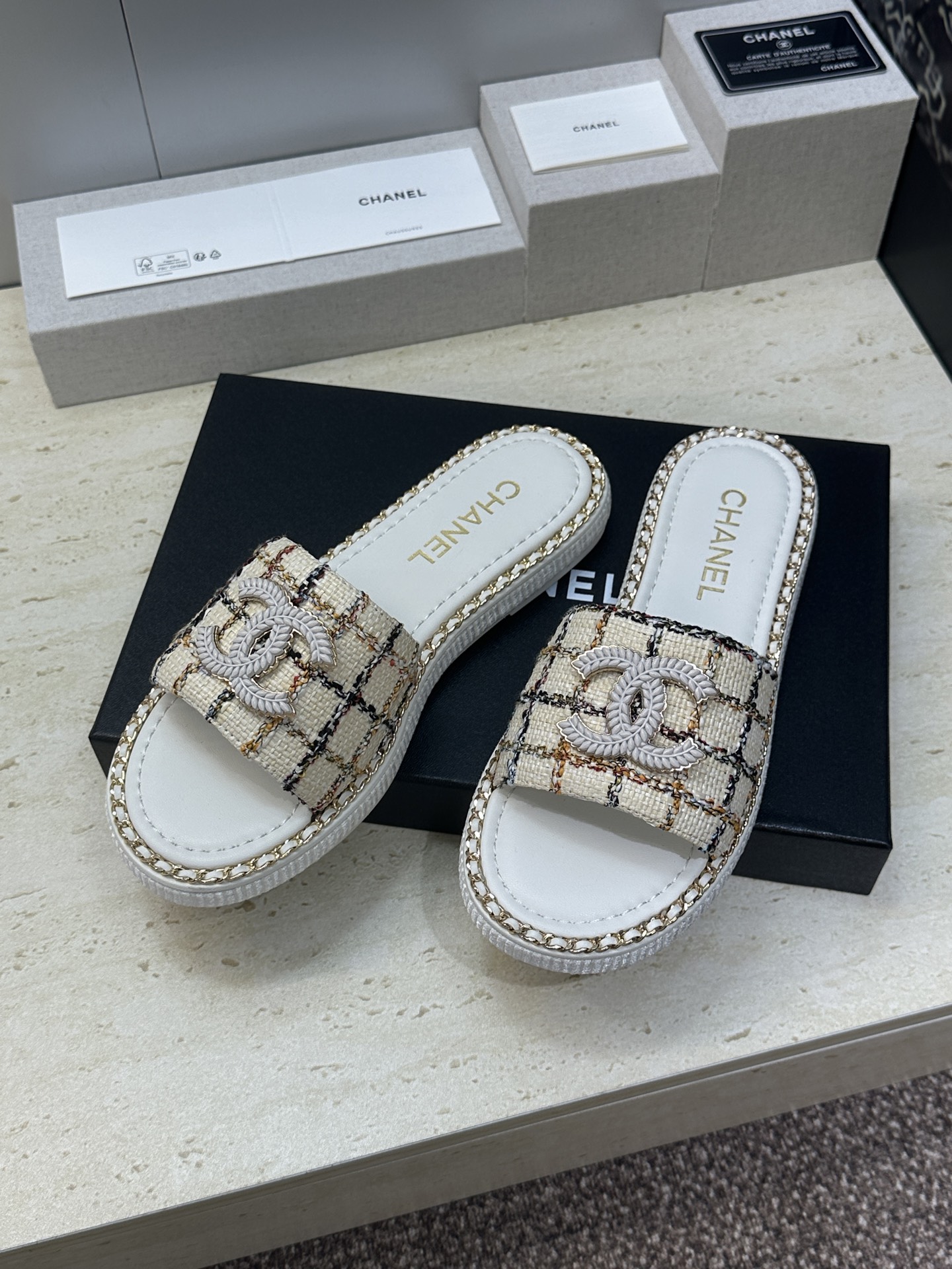 CHANEL 香奈儿2026早春新款时尚编织拼色沙滩女鞋  小香双C字母logo五金扣厚底圆头露趾凉拖鞋
