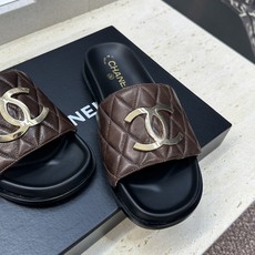CHANEL 香奈儿2026春夏新款时尚菱格电绣拼色沙滩女鞋 小香双C字母logo五金扣厚底圆头露趾凉 CHANEL 香奈儿2026春夏新款时尚菱格电绣拼色沙滩女鞋 小香双C字母logo五金扣厚底圆头露趾凉