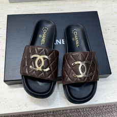 CHANEL 香奈儿2026春夏新款时尚菱格电绣拼色沙滩女鞋 小香双C字母logo五金扣厚底圆头露趾凉 CHANEL 香奈儿2026春夏新款时尚菱格电绣拼色沙滩女鞋 小香双C字母logo五金扣厚底圆头露趾凉