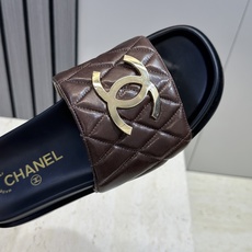 CHANEL 香奈儿2026春夏新款时尚菱格电绣拼色沙滩女鞋 小香双C字母logo五金扣厚底圆头露趾凉 CHANEL 香奈儿2026春夏新款时尚菱格电绣拼色沙滩女鞋 小香双C字母logo五金扣厚底圆头露趾凉