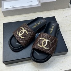 CHANEL 香奈儿2026春夏新款时尚菱格电绣拼色沙滩女鞋 小香双C字母logo五金扣厚底圆头露趾凉 CHANEL 香奈儿2026春夏新款时尚菱格电绣拼色沙滩女鞋 小香双C字母logo五金扣厚底圆头露趾凉