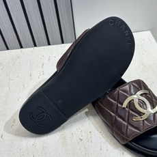 CHANEL 香奈儿2026春夏新款时尚菱格电绣拼色沙滩女鞋 小香双C字母logo五金扣厚底圆头露趾凉 CHANEL 香奈儿2026春夏新款时尚菱格电绣拼色沙滩女鞋 小香双C字母logo五金扣厚底圆头露趾凉