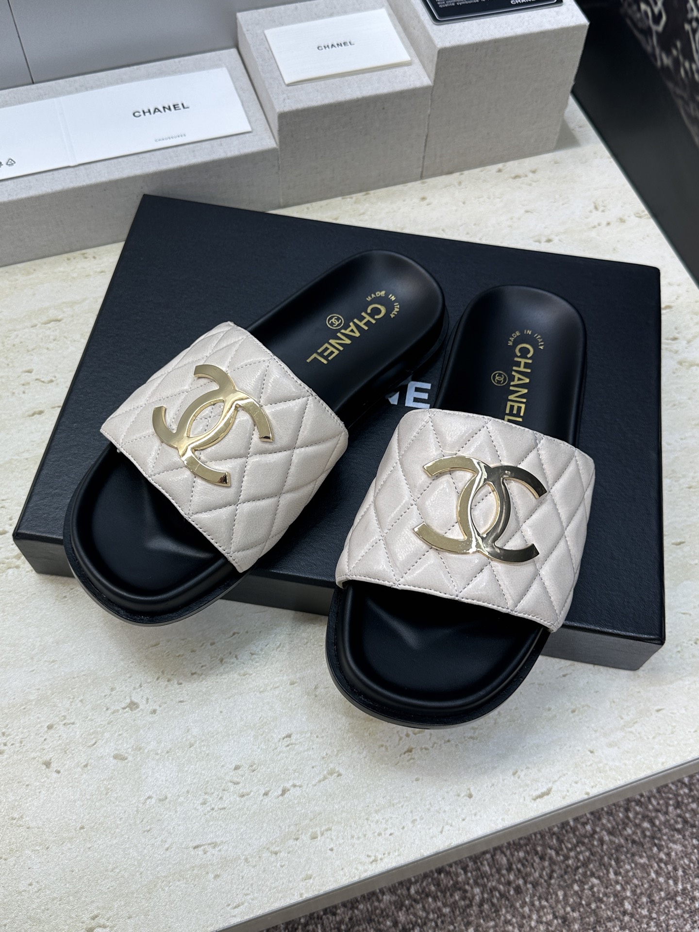 CHANEL 香奈儿2026春夏新款时尚菱格电绣拼色沙滩女鞋  小香双C字母logo五金扣厚底圆头露趾凉