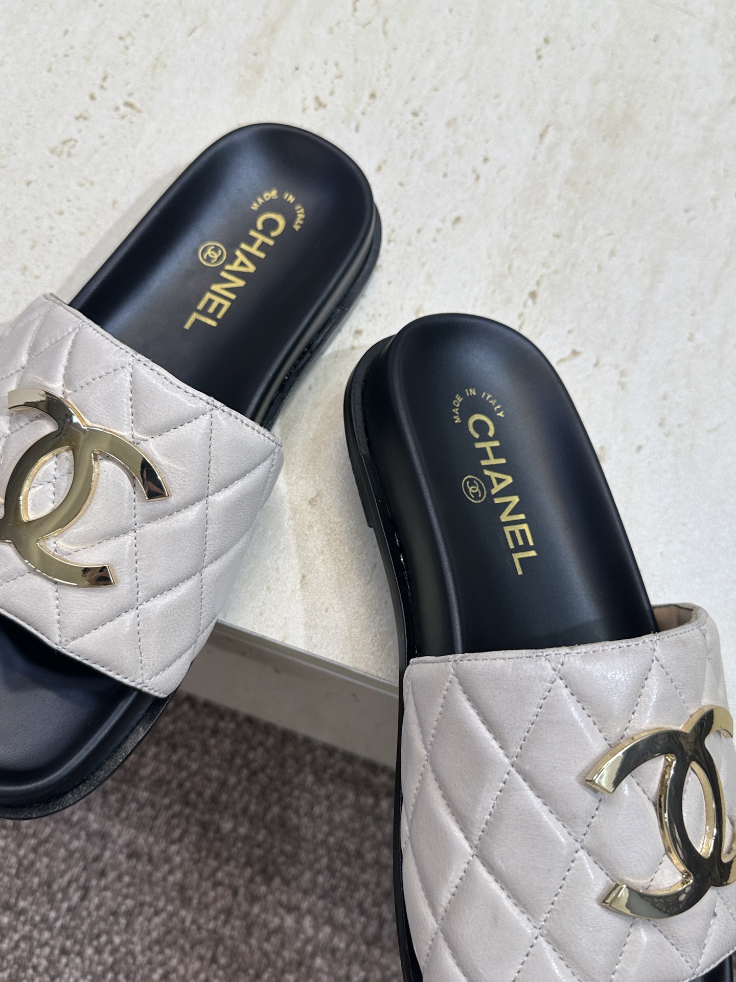 CHANEL 香奈儿2026春夏新款时尚菱格电绣拼色沙滩女鞋  小香双C字母logo五金扣厚底圆头露趾凉