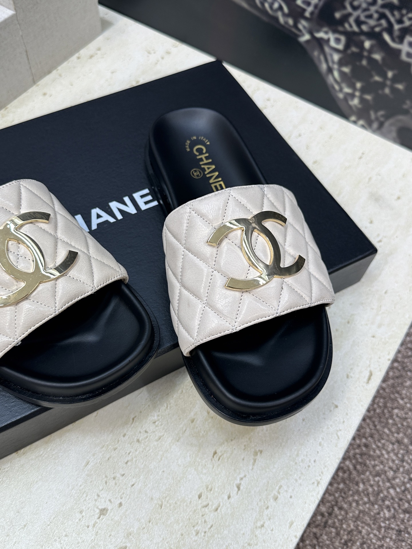 CHANEL 香奈儿2026春夏新款时尚菱格电绣拼色沙滩女鞋  小香双C字母logo五金扣厚底圆头露趾凉