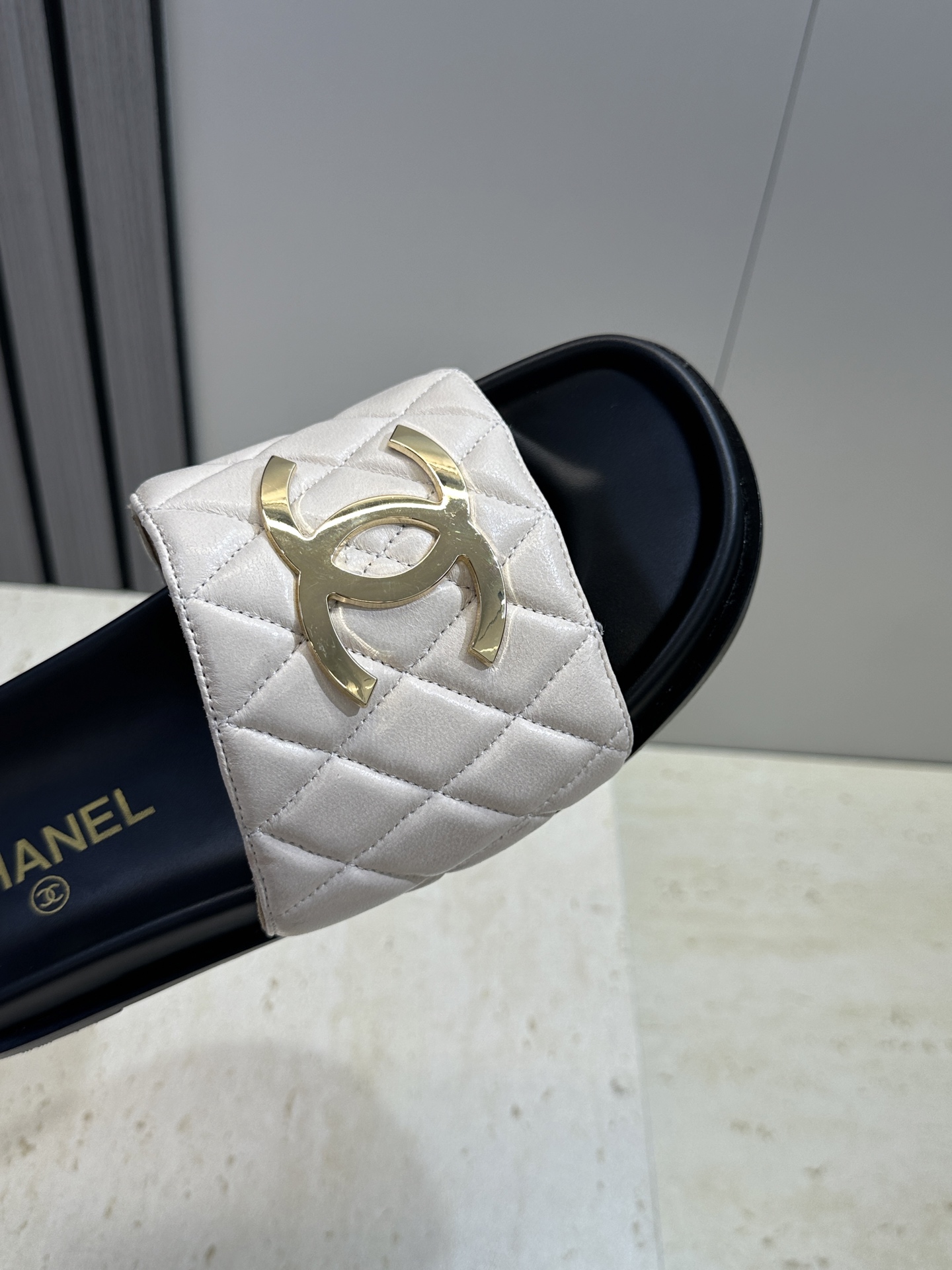 CHANEL 香奈儿2026春夏新款时尚菱格电绣拼色沙滩女鞋  小香双C字母logo五金扣厚底圆头露趾凉