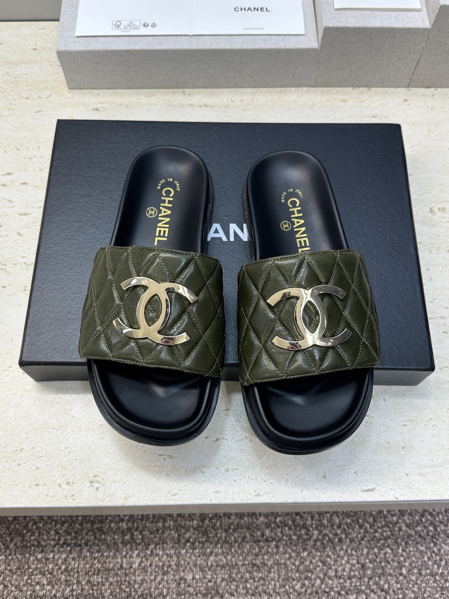 CHANEL 香奈儿2026春夏新款时尚菱格电绣拼色沙滩女鞋  小香双C字母logo五金扣厚底圆头露趾凉