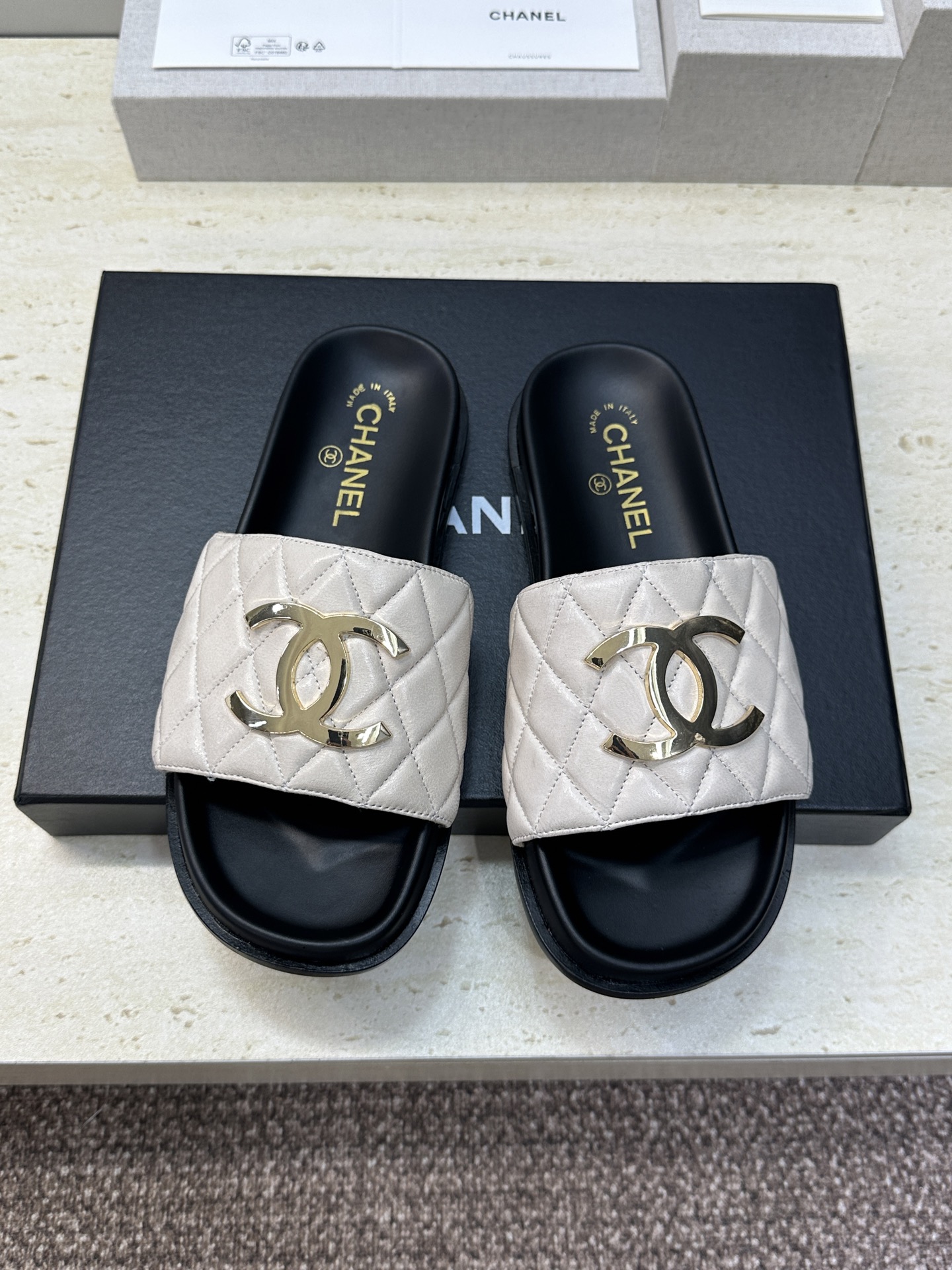 CHANEL 香奈儿2026春夏新款时尚菱格电绣拼色沙滩女鞋  小香双C字母logo五金扣厚底圆头露趾凉