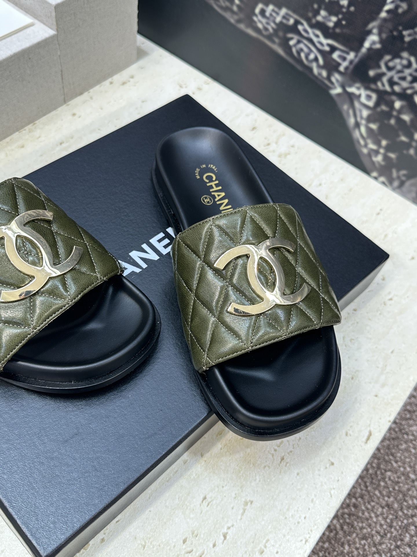 CHANEL 香奈儿2026春夏新款时尚菱格电绣拼色沙滩女鞋  小香双C字母logo五金扣厚底圆头露趾凉