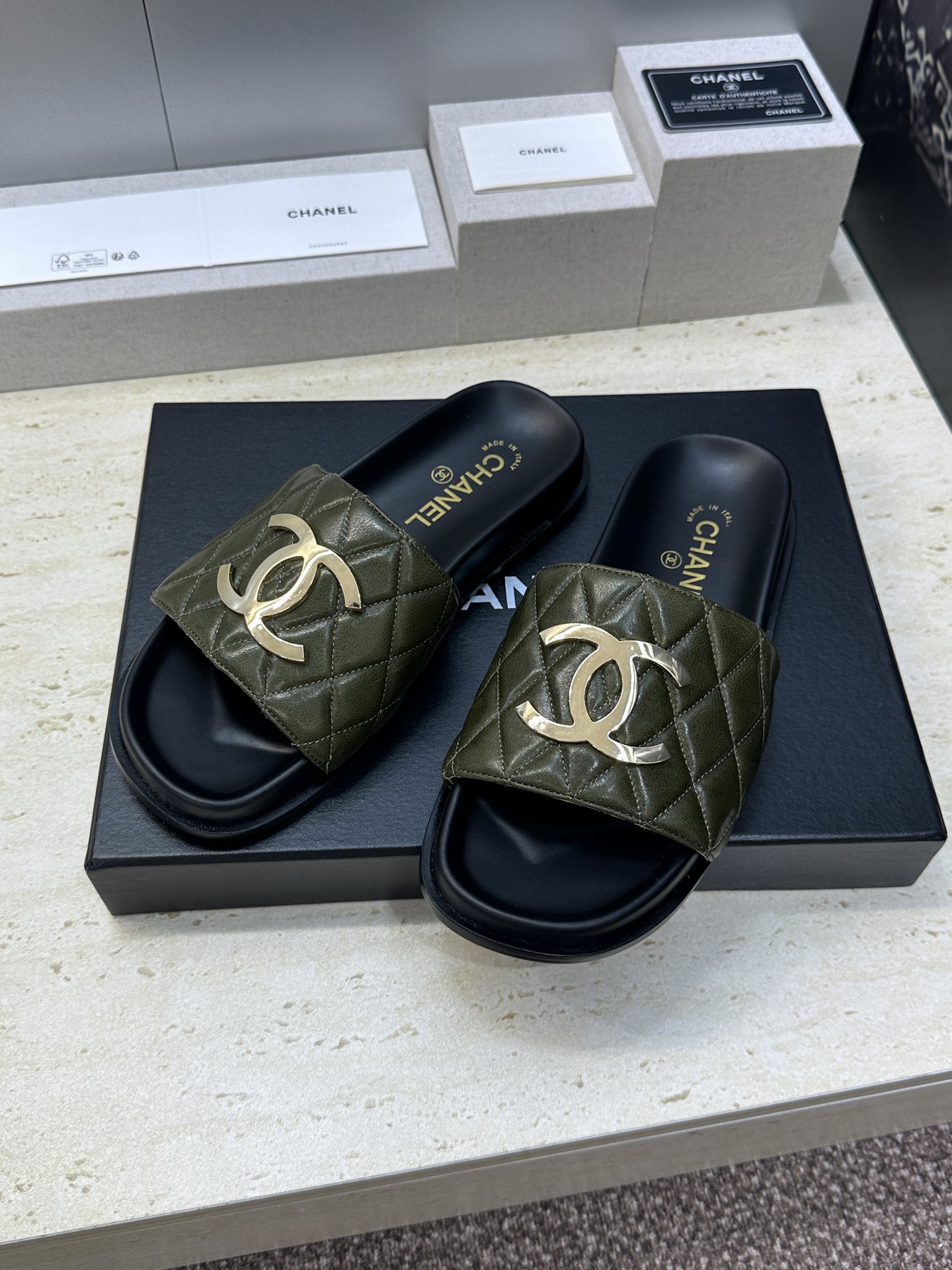 CHANEL 香奈儿2026春夏新款时尚菱格电绣拼色沙滩女鞋  小香双C字母logo五金扣厚底圆头露趾凉
