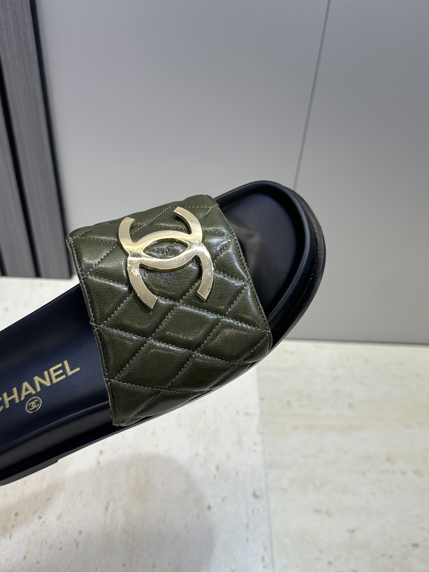 CHANEL 香奈儿2026春夏新款时尚菱格电绣拼色沙滩女鞋  小香双C字母logo五金扣厚底圆头露趾凉