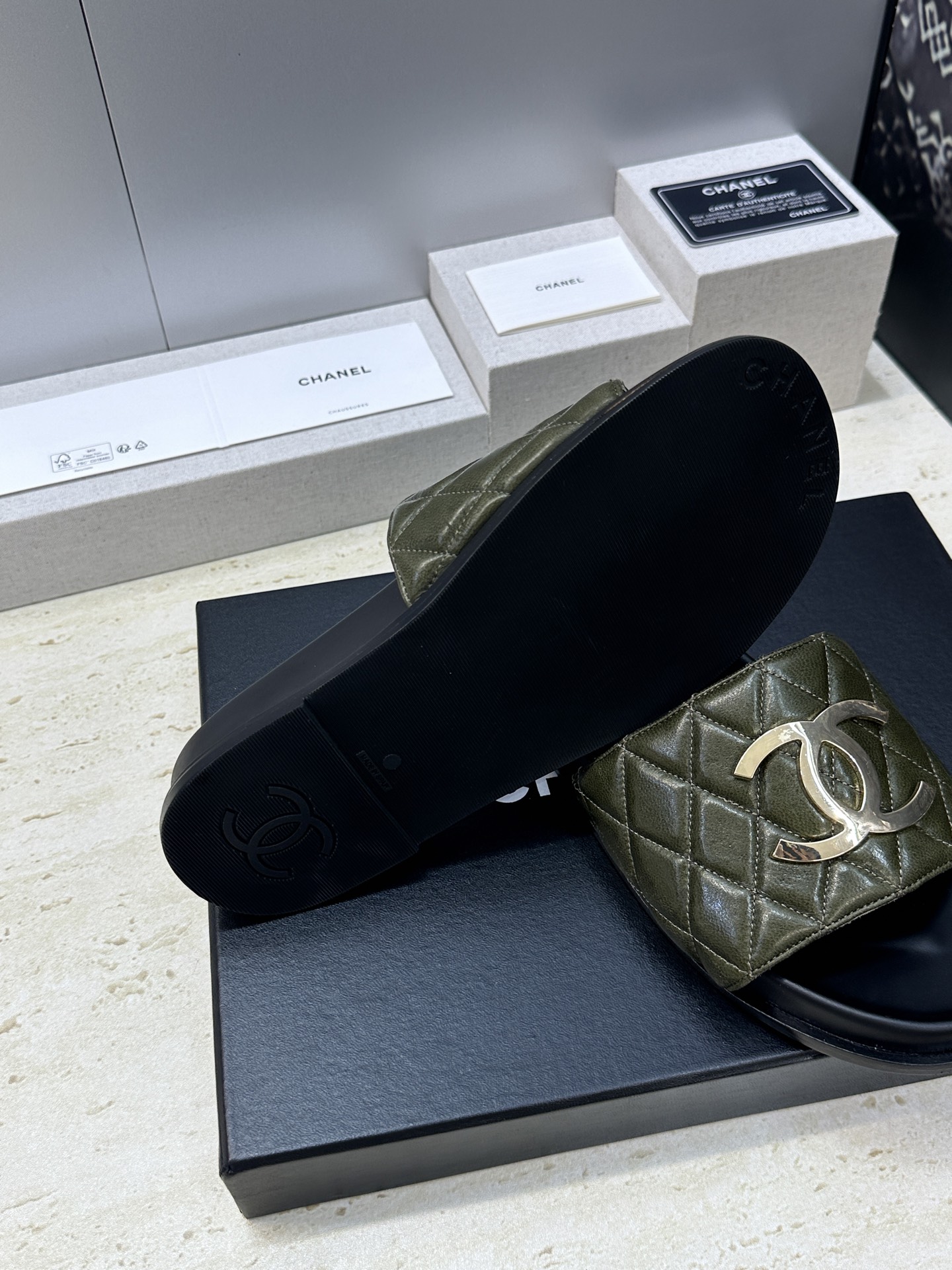 CHANEL 香奈儿2026春夏新款时尚菱格电绣拼色沙滩女鞋  小香双C字母logo五金扣厚底圆头露趾凉