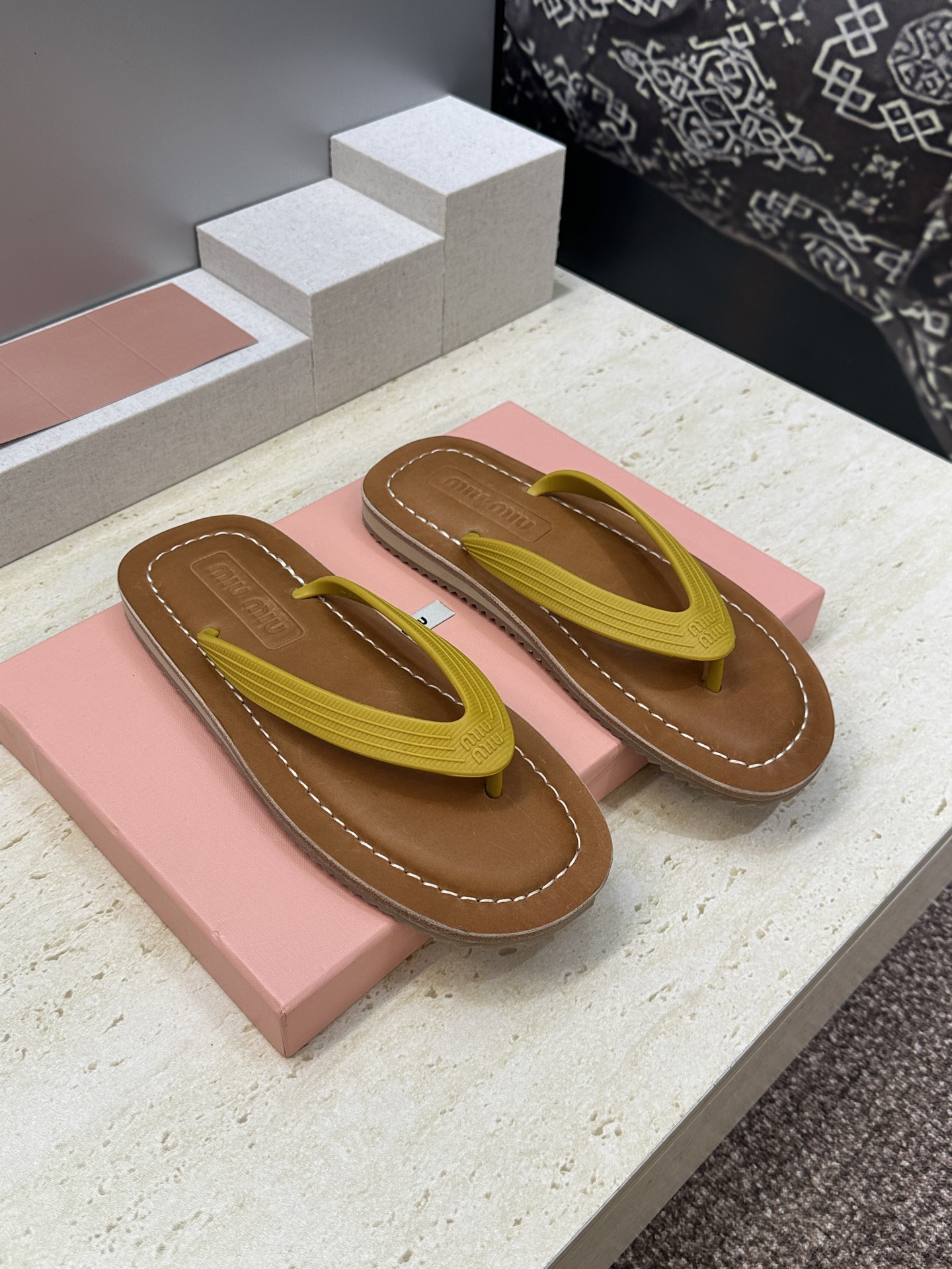 Miumiu 2026春夏新款拼色沙滩女鞋 缪缪字母logo平底圆头夹趾人字拖凉鞋材质:鞋面进口PVC科