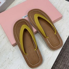 Miumiu 2026春夏新款拼色沙滩女鞋 缪缪字母logo平底圆头夹趾人字拖凉鞋材质:鞋面进口PVC科 Miumiu 2026春夏新款拼色沙滩女鞋 缪缪字母logo平底圆头夹趾人字拖凉鞋材质:鞋面进口PVC科