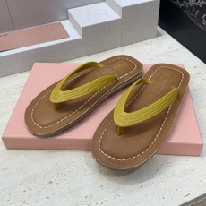 Miumiu 2026春夏新款拼色沙滩女鞋 缪缪字母logo平底圆头夹趾人字拖凉鞋材质:鞋面进口PVC科 Miumiu 2026春夏新款拼色沙滩女鞋 缪缪字母logo平底圆头夹趾人字拖凉鞋材质:鞋面进口PVC科