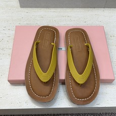 Miumiu 2026春夏新款拼色沙滩女鞋 缪缪字母logo平底圆头夹趾人字拖凉鞋材质:鞋面进口PVC科 Miumiu 2026春夏新款拼色沙滩女鞋 缪缪字母logo平底圆头夹趾人字拖凉鞋材质:鞋面进口PVC科