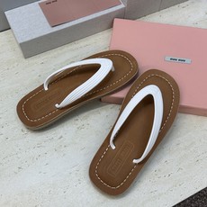 Miumiu 2026春夏新款拼色沙滩女鞋 缪缪字母logo平底圆头夹趾人字拖凉鞋材质:鞋面进口PVC科 Miumiu 2026春夏新款拼色沙滩女鞋 缪缪字母logo平底圆头夹趾人字拖凉鞋材质:鞋面进口PVC科