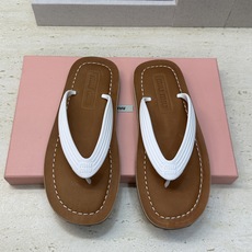 Miumiu 2026春夏新款拼色沙滩女鞋 缪缪字母logo平底圆头夹趾人字拖凉鞋材质:鞋面进口PVC科 Miumiu 2026春夏新款拼色沙滩女鞋 缪缪字母logo平底圆头夹趾人字拖凉鞋材质:鞋面进口PVC科